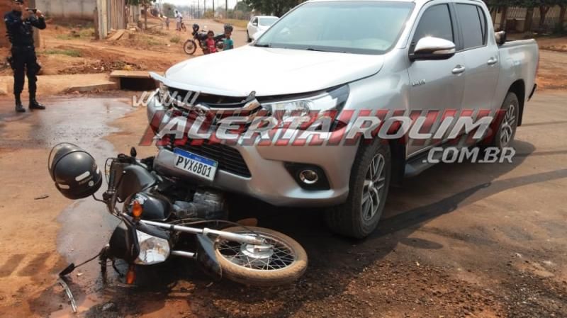Motociclista é socorrido após ser atingido por Hilux no Boa Esperança em Rolim de Moura Motociclista é socorrido após ser atingido por Hilux no Boa Esperança em Rolim de Moura