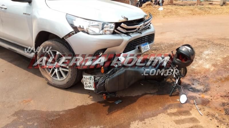 Motociclista é socorrido após ser atingido por Hilux no Boa Esperança em Rolim de Moura Motociclista é socorrido após ser atingido por Hilux no Boa Esperança em Rolim de Moura