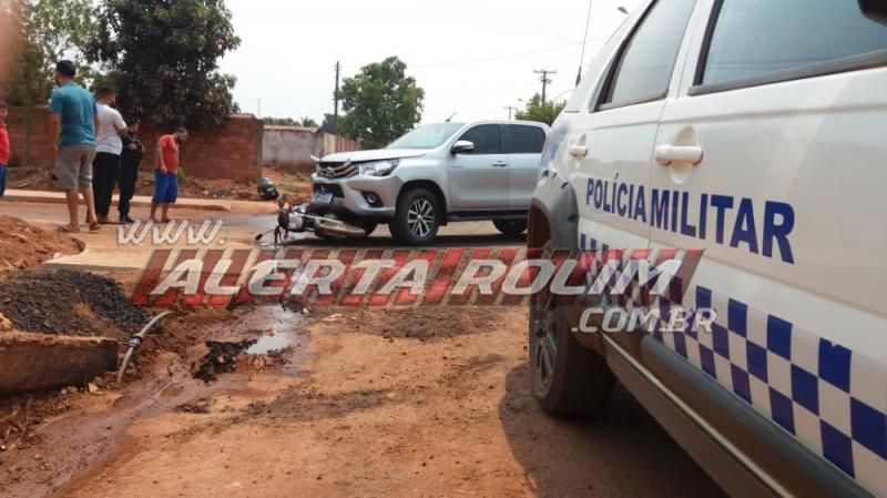 Motociclista é socorrido após ser atingido por Hilux no Boa Esperança em Rolim de Moura Motociclista é socorrido após ser atingido por Hilux no Boa Esperança em Rolim de Moura