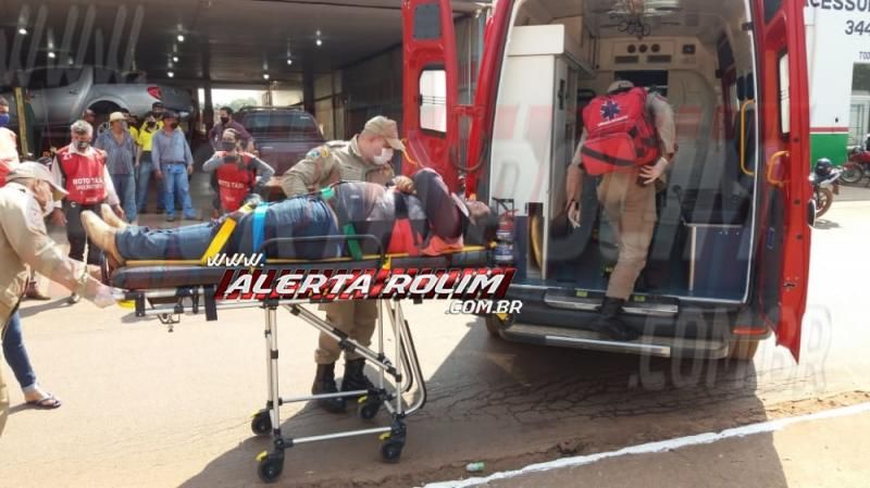 Mototaxista é socorrido depois de colidir na traseira de caminhonete após condutor sair de oficina em Rolim de Moura Mototaxista é socorrido depois de colidir na traseira de caminhonete após condutor sair de oficina em Rolim de Moura