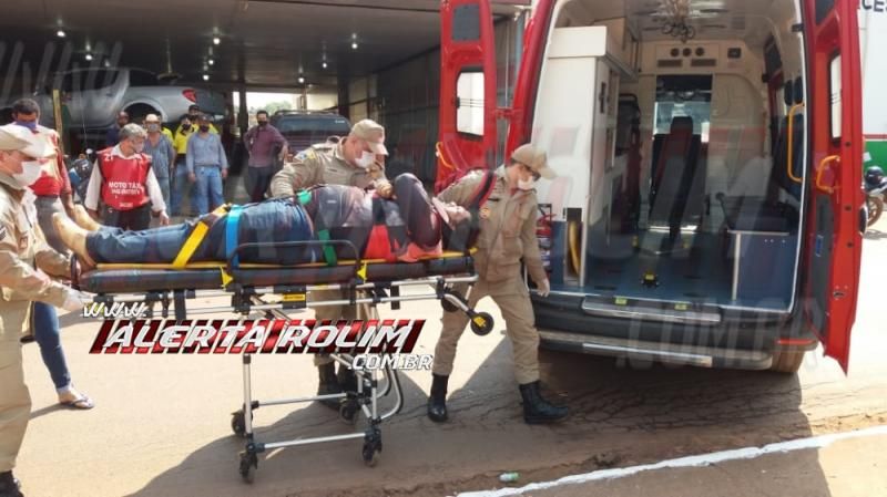 Mototaxista é socorrido depois de colidir na traseira de caminhonete após condutor sair de oficina em Rolim de Moura Mototaxista é socorrido depois de colidir na traseira de caminhonete após condutor sair de oficina em Rolim de Moura