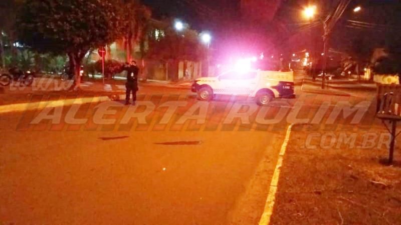 Mototaxista, em horário de folga, fica ferido após colidir na traseira de caminhão estacionado em Rolim de Moura Mototaxista, em horário de folga, fica ferido após colidir na traseira de caminhão estacionado em Rolim de Moura