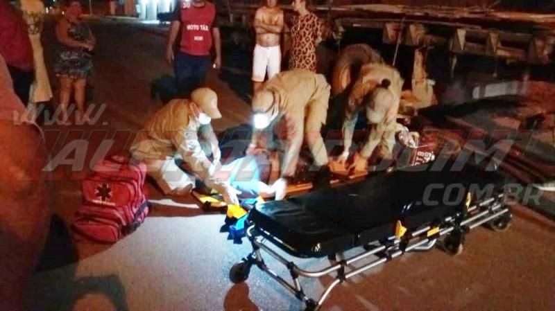 Mototaxista, em horário de folga, fica ferido após colidir na traseira de caminhão estacionado em Rolim de Moura Mototaxista, em horário de folga, fica ferido após colidir na traseira de caminhão estacionado em Rolim de Moura