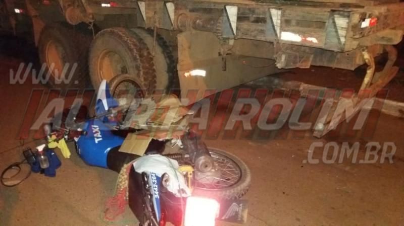 Mototaxista, em horário de folga, fica ferido após colidir na traseira de caminhão estacionado em Rolim de Moura Mototaxista, em horário de folga, fica ferido após colidir na traseira de caminhão estacionado em Rolim de Moura
