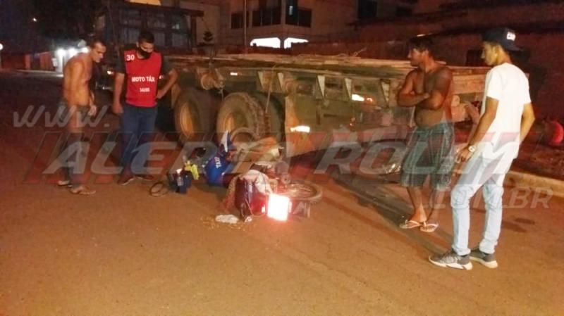 Mototaxista, em horário de folga, fica ferido após colidir na traseira de caminhão estacionado em Rolim de Moura Mototaxista, em horário de folga, fica ferido após colidir na traseira de caminhão estacionado em Rolim de Moura