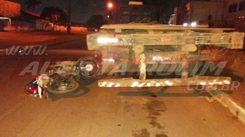 Mototaxista, em horário de folga, fica ferido após colidir na traseira de caminhão estacionado em Rolim de Moura Mototaxista, em horário de folga, fica ferido após colidir na traseira de caminhão estacionado em Rolim de Moura