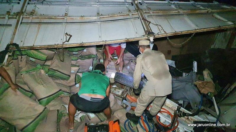 Mulher morre após carro ser esmagado por carreta durante acidente de trânsito na BR-364 em Jaru Mulher morre após carro ser esmagado por carreta durante acidente de trânsito na BR-364 em Jaru