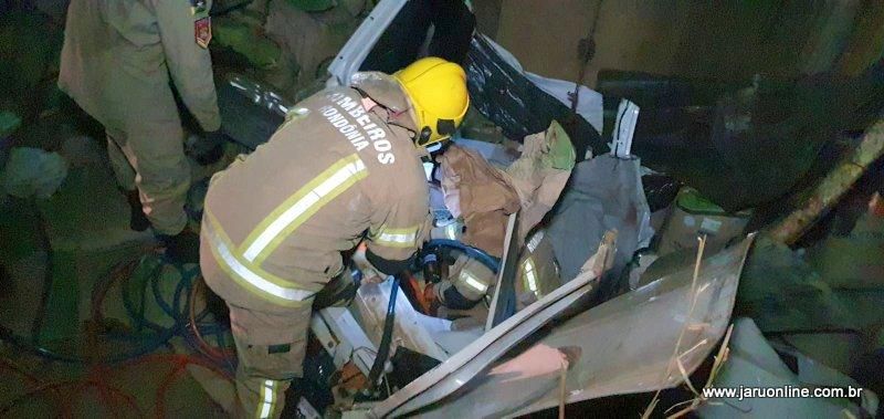 Mulher morre após carro ser esmagado por carreta durante acidente de trânsito na BR-364 em Jaru Mulher morre após carro ser esmagado por carreta durante acidente de trânsito na BR-364 em Jaru
