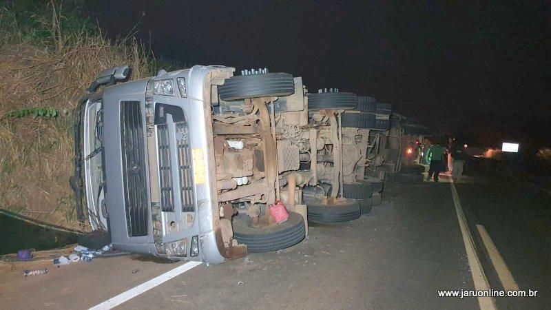 Mulher morre após carro ser esmagado por carreta durante acidente de trânsito na BR-364 em Jaru Mulher morre após carro ser esmagado por carreta durante acidente de trânsito na BR-364 em Jaru