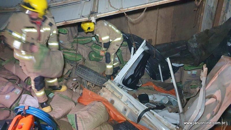 Mulher morre após carro ser esmagado por carreta durante acidente de trânsito na BR-364 em Jaru Mulher morre após carro ser esmagado por carreta durante acidente de trânsito na BR-364 em Jaru