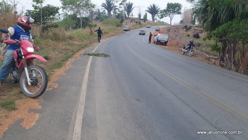 Policial Militar sofre acidente, fica por 4h caído em ribanceira e é socorrido após jogar carteira na Rodovia, em RO Policial Militar sofre acidente, fica por 4h caído em ribanceira e é socorrido após jogar carteira na Rodovia, em RO