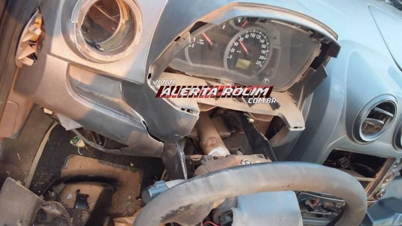 URGENTE - Morador da linha 200 morre após colisão frontal entre dois carros na RO-010 em Rolim de Moura URGENTE - Morador da linha 200 morre após colisão frontal entre dois carros na RO-010 em Rolim de Moura