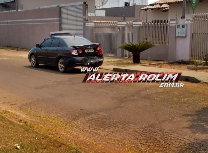 Veículo tomba na via após condutor desviar de moto e bate em carro estacionado em Rolim de Moura Veículo tomba na via após condutor desviar de moto e bate em carro estacionado em Rolim de Moura