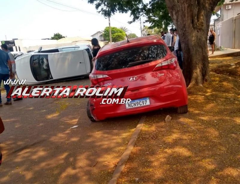 Veículo tomba na via após condutor desviar de moto e bate em carro estacionado em Rolim de Moura Veículo tomba na via após condutor desviar de moto e bate em carro estacionado em Rolim de Moura