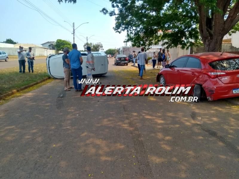 Veículo tomba na via após condutor desviar de moto e bate em carro estacionado em Rolim de Moura Veículo tomba na via após condutor desviar de moto e bate em carro estacionado em Rolim de Moura