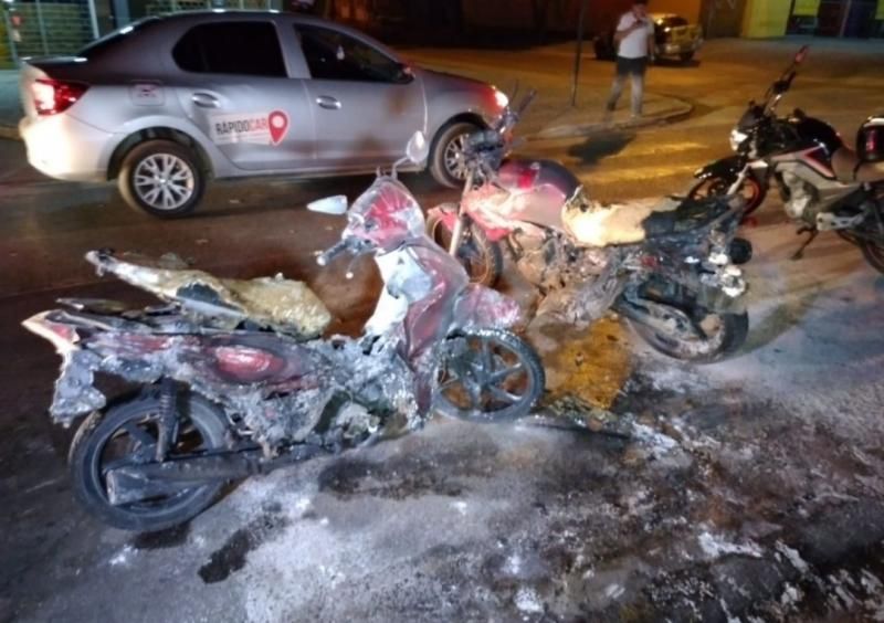 Vídeo: motocicletas pegam fogo após colisão em Ji-Paraná Vídeo: motocicletas pegam fogo após colisão em Ji-Paraná