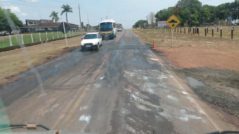Alerta - DER instala redutores de velocidade na RO-010 em frente aos Frigoríficos Distriboi e Minerva em Rolim de Moura Alerta - DER instala redutores de velocidade na RO-010 em frente aos Frigoríficos Distriboi e Minerva em Rolim de Moura