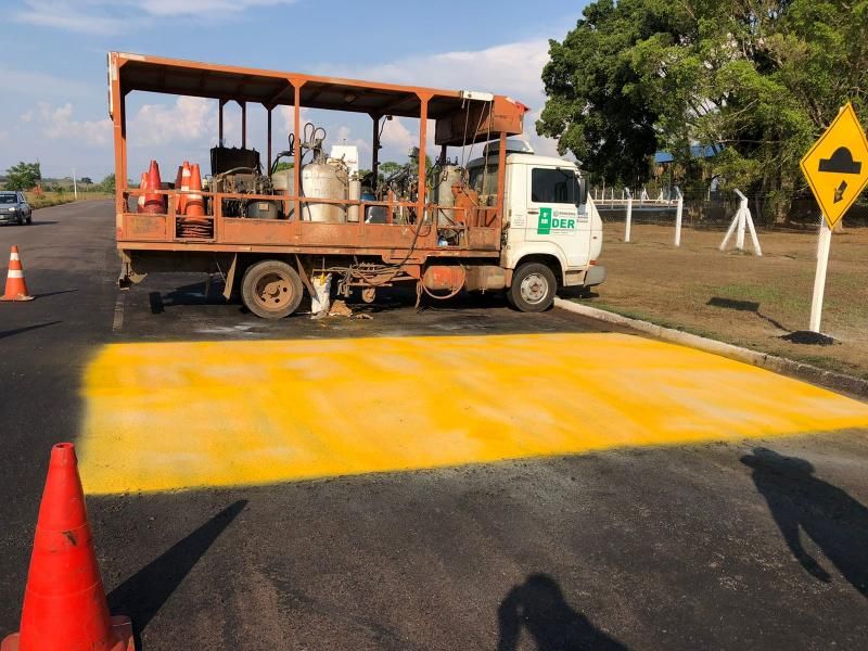 Alerta - DER instala redutores de velocidade na RO-010 em frente aos Frigoríficos Distriboi e Minerva em Rolim de Moura Alerta - DER instala redutores de velocidade na RO-010 em frente aos Frigoríficos Distriboi e Minerva em Rolim de Moura