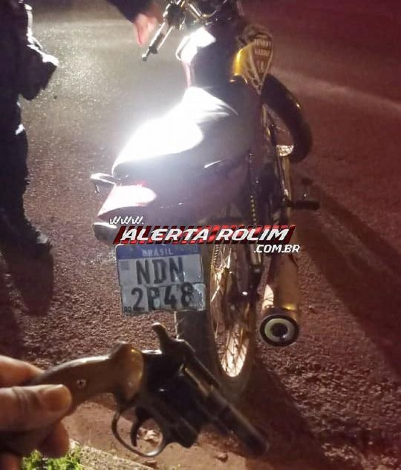 Após tentativa de roubo, dupla é presa pela Polícia Militar com arma de fogo, simulacro e veículo adulterado Após tentativa de roubo, dupla é presa pela Polícia Militar com arma de fogo, simulacro e veículo adulterado