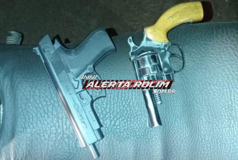 Após tentativa de roubo, dupla é presa pela Polícia Militar com arma de fogo, simulacro e veículo adulterado Após tentativa de roubo, dupla é presa pela Polícia Militar com arma de fogo, simulacro e veículo adulterado