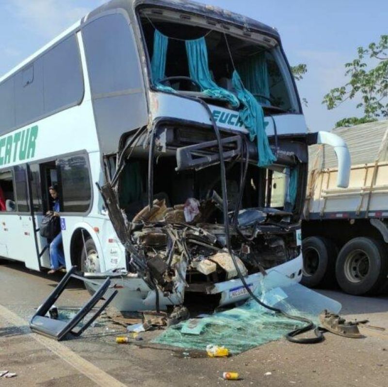 ATUALIZADA - Acidente entre Fiat Strada, caminhão e ônibus da Eucatur deixa seis feridos em Pimenta Bueno