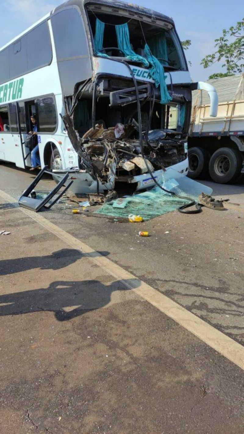 ATUALIZADA - Acidente entre Fiat Strada, caminhão e ônibus da Eucatur deixa seis feridos em Pimenta Bueno ATUALIZADA - Acidente entre Fiat Strada, caminhão e ônibus da Eucatur deixa seis feridos em Pimenta Bueno