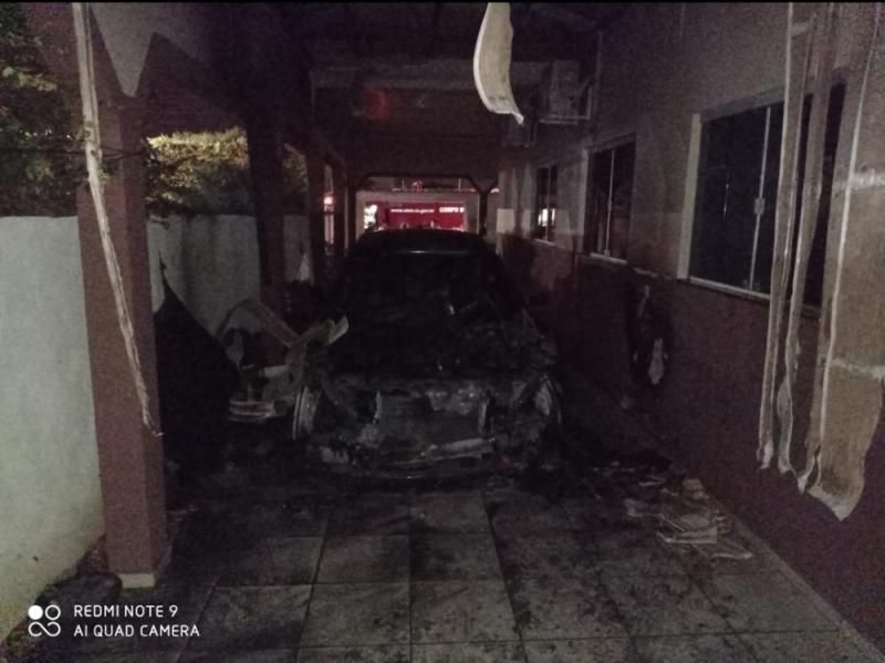 BMW pega fogo em garagem e quase incendeia residência em RO BMW pega fogo em garagem e quase incendeia residência em RO