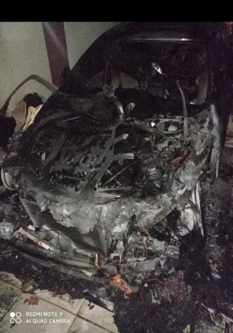 BMW pega fogo em garagem e quase incendeia residência em RO BMW pega fogo em garagem e quase incendeia residência em RO