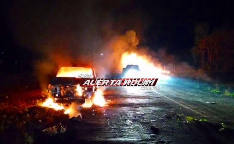 Caminhonete Hilux foi totalmente consumida pelo fogo, na zona rural de Alto Alegre dos Parecis Caminhonete Hilux foi totalmente consumida pelo fogo, na zona rural de Alto Alegre dos Parecis