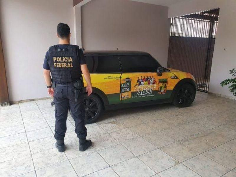 Carga Prensada - Acusados de tráfico ostentavam carros de luxo e muito dinheiro, afirmam delegados - Vídeo Carga Prensada - Acusados de tráfico ostentavam carros de luxo e muito dinheiro, afirmam delegados - Vídeo