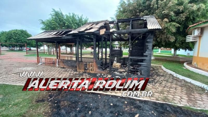 “Casa do Papai Noel”, da Praça Durvalino de Oliveira, em Rolim de Moura é destruída por incêndio - Veja o vídeo “Casa do Papai Noel”, da Praça Durvalino de Oliveira, em Rolim de Moura é destruída por incêndio - Veja o vídeo
