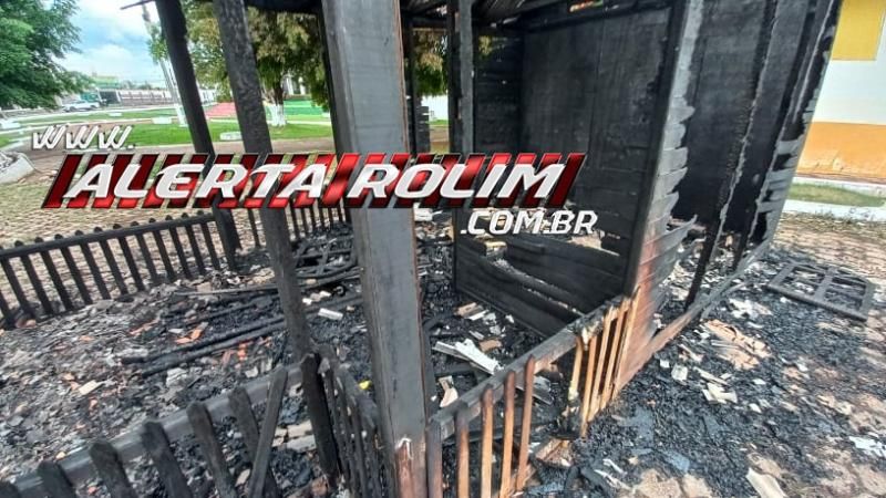 “Casa do Papai Noel”, da Praça Durvalino de Oliveira, em Rolim de Moura é destruída por incêndio - Veja o vídeo “Casa do Papai Noel”, da Praça Durvalino de Oliveira, em Rolim de Moura é destruída por incêndio - Veja o vídeo