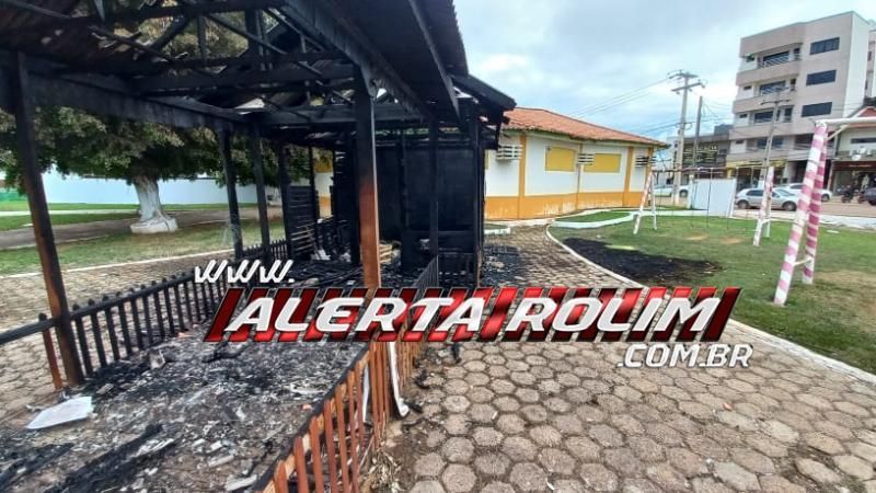 “Casa do Papai Noel”, da Praça Durvalino de Oliveira, em Rolim de Moura é destruída por incêndio - Veja o vídeo “Casa do Papai Noel”, da Praça Durvalino de Oliveira, em Rolim de Moura é destruída por incêndio - Veja o vídeo