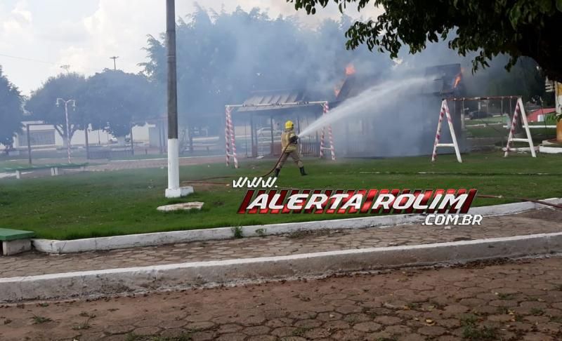 “Casa do Papai Noel”, da Praça Durvalino de Oliveira, em Rolim de Moura é destruída por incêndio - Veja o vídeo “Casa do Papai Noel”, da Praça Durvalino de Oliveira, em Rolim de Moura é destruída por incêndio - Veja o vídeo