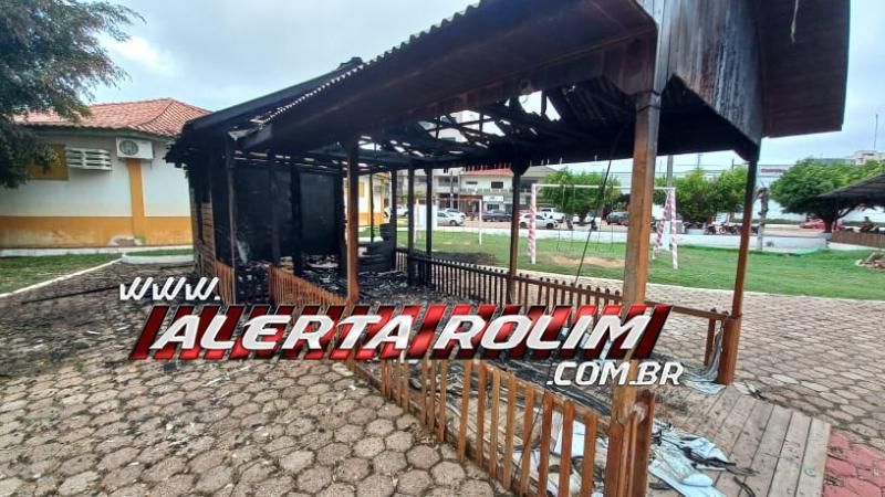 “Casa do Papai Noel”, da Praça Durvalino de Oliveira, em Rolim de Moura é destruída por incêndio - Veja o vídeo “Casa do Papai Noel”, da Praça Durvalino de Oliveira, em Rolim de Moura é destruída por incêndio - Veja o vídeo