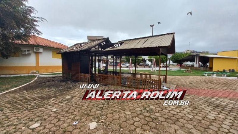 “Casa do Papai Noel”, da Praça Durvalino de Oliveira, em Rolim de Moura é destruída por incêndio - Veja o vídeo