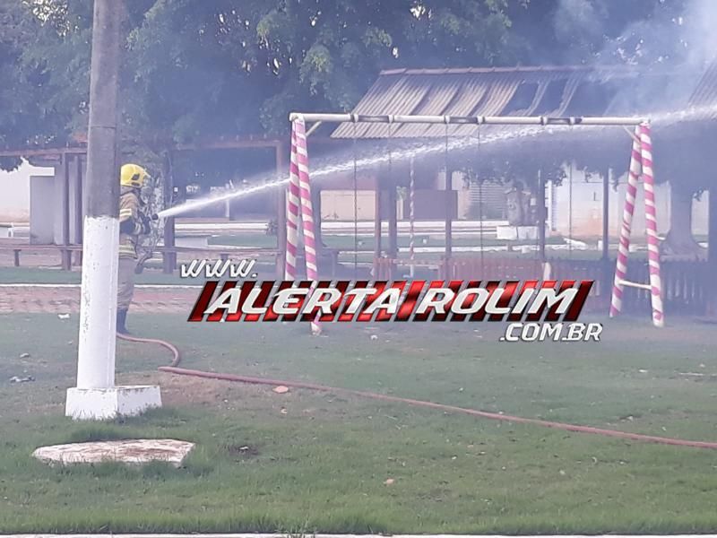 “Casa do Papai Noel”, da Praça Durvalino de Oliveira, em Rolim de Moura é destruída por incêndio - Veja o vídeo “Casa do Papai Noel”, da Praça Durvalino de Oliveira, em Rolim de Moura é destruída por incêndio - Veja o vídeo