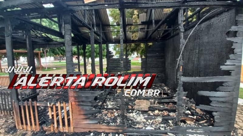 “Casa do Papai Noel”, da Praça Durvalino de Oliveira, em Rolim de Moura é destruída por incêndio - Veja o vídeo