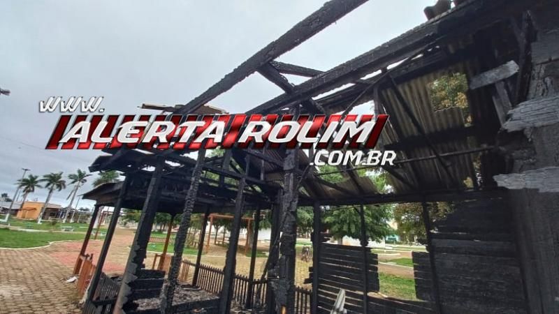 “Casa do Papai Noel”, da Praça Durvalino de Oliveira, em Rolim de Moura é destruída por incêndio - Veja o vídeo “Casa do Papai Noel”, da Praça Durvalino de Oliveira, em Rolim de Moura é destruída por incêndio - Veja o vídeo