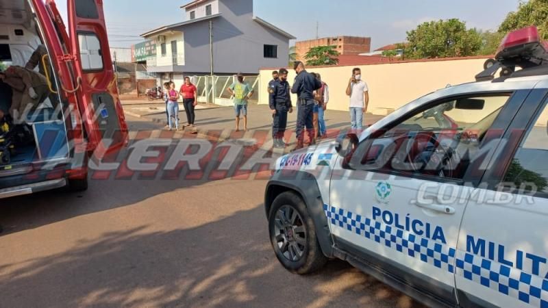 Colisão entre carro e moto no Centro de Rolim de Moura resulta em uma pessoa ferida nesta manhã de quinta-feira Colisão entre carro e moto no Centro de Rolim de Moura resulta em uma pessoa ferida nesta manhã de quinta-feira