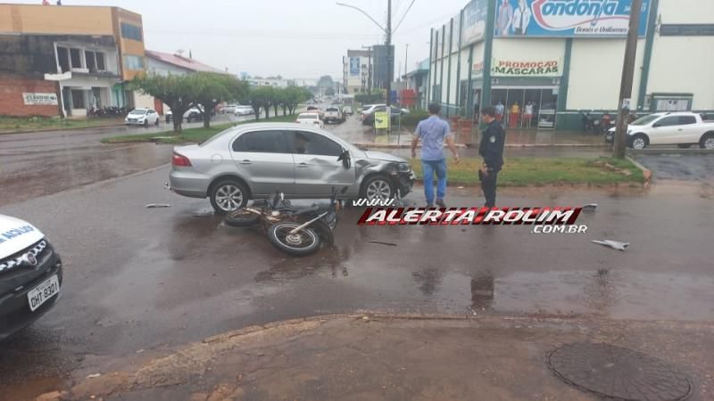 Colisão entre carro e moto resulta em dois feridos nesta manhã de sexta-feira em Rolim de Moura Colisão entre carro e moto resulta em dois feridos nesta manhã de sexta-feira em Rolim de Moura