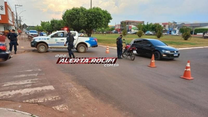 Colisão entre moto e carro que resultou em um ferido é registrada no Centro de Rolim de Moura Colisão entre moto e carro que resultou em um ferido é registrada no Centro de Rolim de Moura