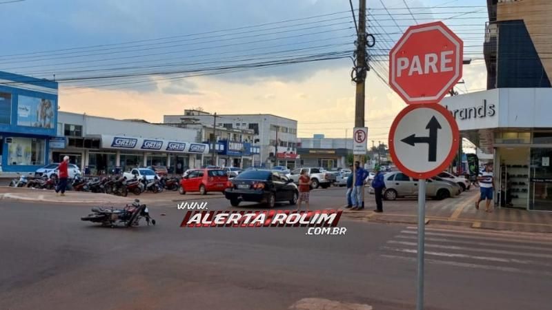 Colisão entre moto e carro que resultou em um ferido é registrada no Centro de Rolim de Moura Colisão entre moto e carro que resultou em um ferido é registrada no Centro de Rolim de Moura