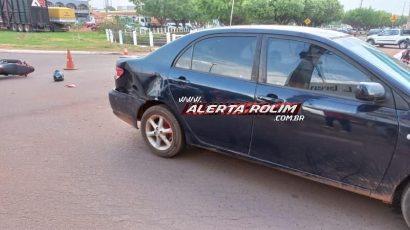 Colisão entre moto e carro que resultou em um ferido é registrada no Centro de Rolim de Moura