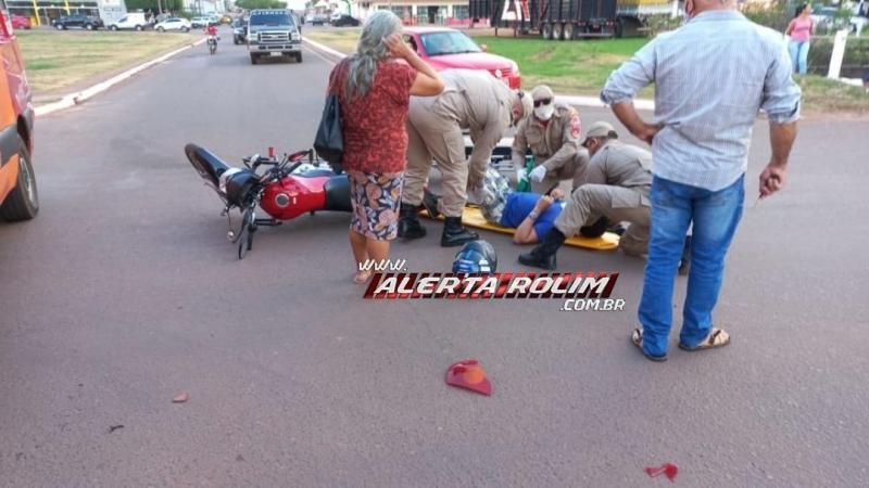 Colisão entre moto e carro que resultou em um ferido é registrada no Centro de Rolim de Moura