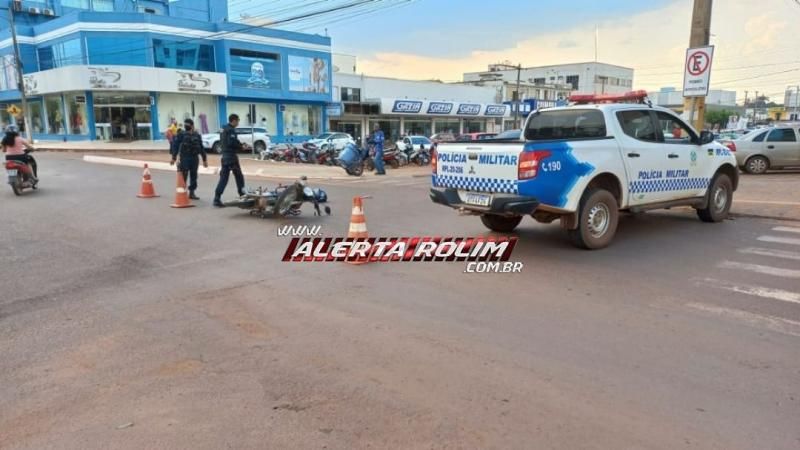 Colisão entre moto e carro que resultou em um ferido é registrada no Centro de Rolim de Moura Colisão entre moto e carro que resultou em um ferido é registrada no Centro de Rolim de Moura