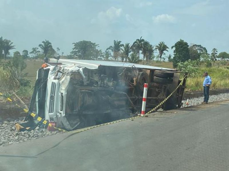 Grave acidente na BR 364 entre caminhão e veículo de passeio faz uma vítima fatal Grave acidente na BR 364 entre caminhão e veículo de passeio faz uma vítima fatal