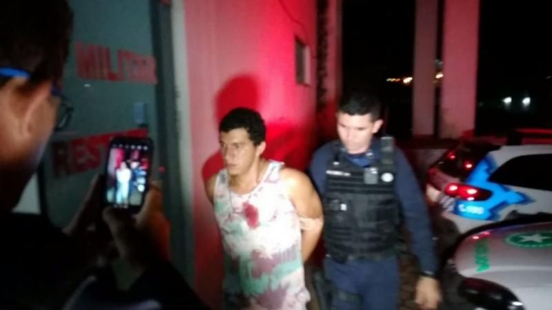 Homem tenta matar esposa com mais de 10 facadas em frente dos filhos em Ji-Paraná Homem tenta matar esposa com mais de 10 facadas em frente dos filhos em Ji-Paraná
