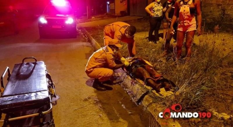 Homem tenta matar esposa com mais de 10 facadas em frente dos filhos em Ji-Paraná Homem tenta matar esposa com mais de 10 facadas em frente dos filhos em Ji-Paraná