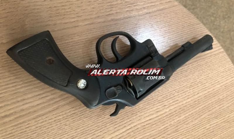 Idoso armado dentro de estabelecimento comercial é preso pela Polícia Militar em Rolim de Moura Idoso armado dentro de estabelecimento comercial é preso pela Polícia Militar em Rolim de Moura